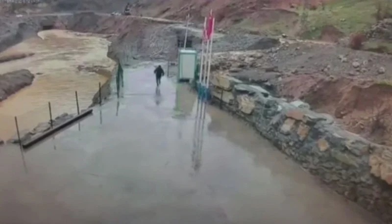 Şırnak'ta sel ve heyelan kamerada: Özel güvenlik görevlisi saniyelerle kurtuldu