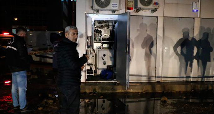 ATM'yi 'Bu Bir Soygundur' Diyerek Soymuşlar