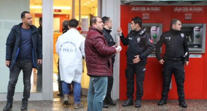 Banka Soyguncusu Para ve Güvenlik Görevlisinin Silahını Alıp Kaçtı