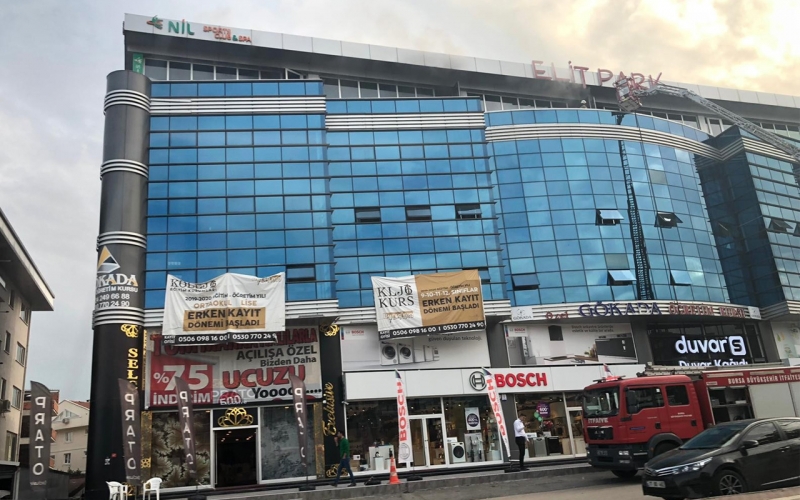 AVM'de Çıkan Yangında Faciayı Özel Güvenlik Görevlileri Engelledi