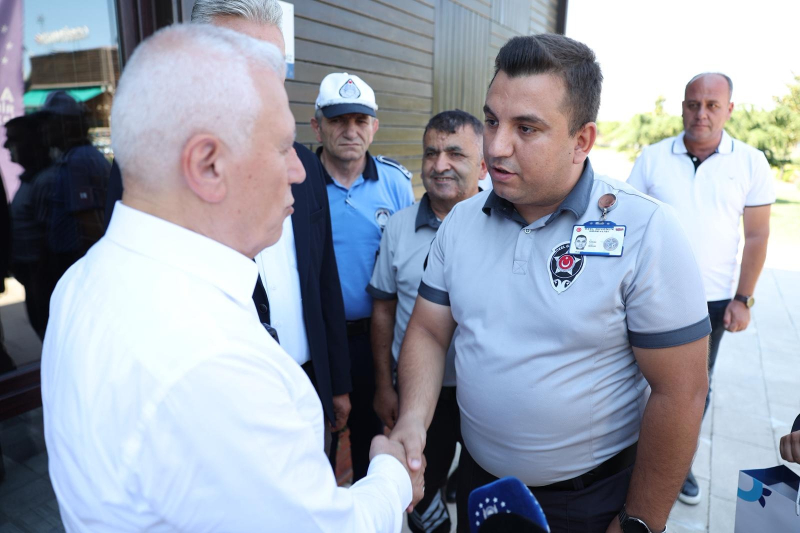 Çaya düşen çocuğu son anda özel güvenlik görevlisi kurtardı