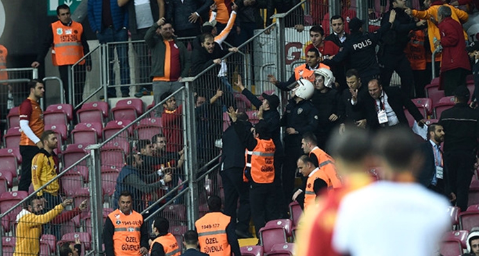 Galatasaraylı Taraftarlar Güvenlik Görevlisini Hastanelik Etti