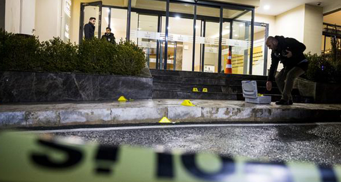 Gaziosmanpaşa'da AVM Güvenlik Noktasına Silahlı Saldırı: 1 Özel Güvenlik Görevlisi Yaralandı