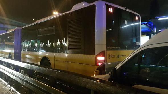 Güvenlik Şirketi Denetleme Aracı Metrobüse Çarptı :1 Yaralı