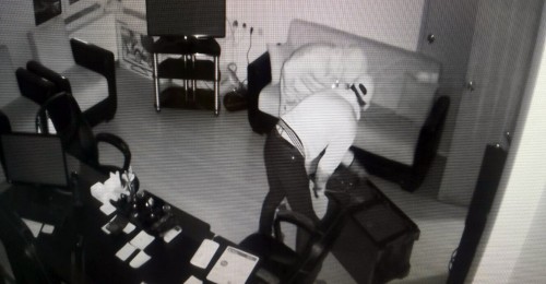 Hırsızlar Özel Güvenlik Görevlisini Etkisiz Hale Getirdi