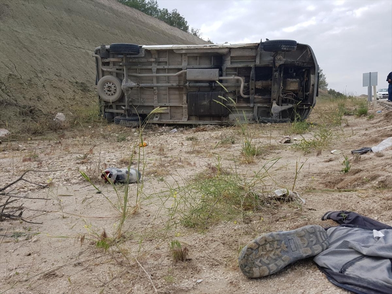 İşçi servisi devrildi: 9 yaralı