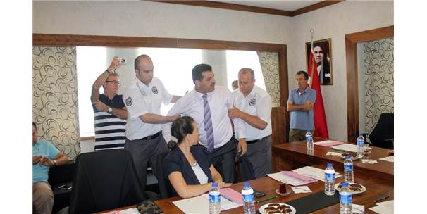 Kemer Belediye Meclisinde Gerginlik de Özel Güvenlik Görevlileri Araya Girdi