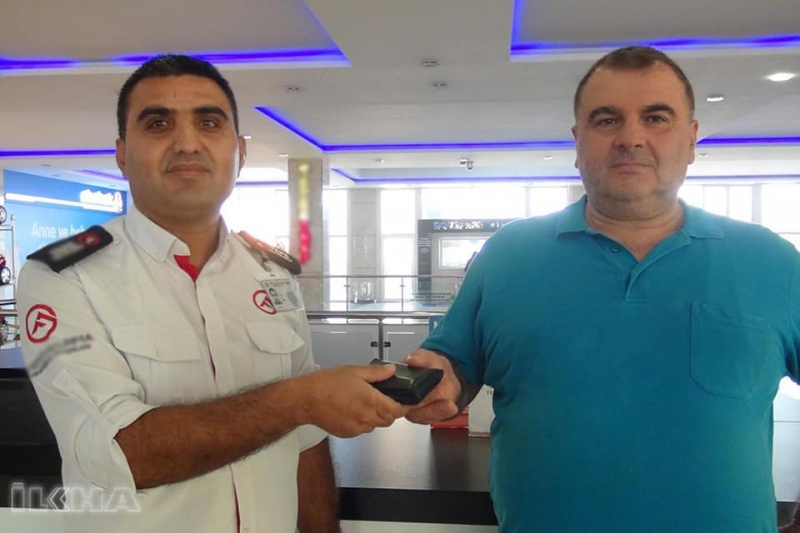 Mardin’de Bir AVM’de Görevli Özel Güvenlik Görevlisi, Bulduğu Cüzdanı Sahibine Teslim Etti.