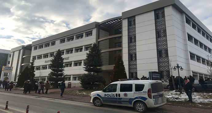 Özel Güvenlik Araması Sırasında Başına Tüfek Dayayıp Üniversiteye Girdi