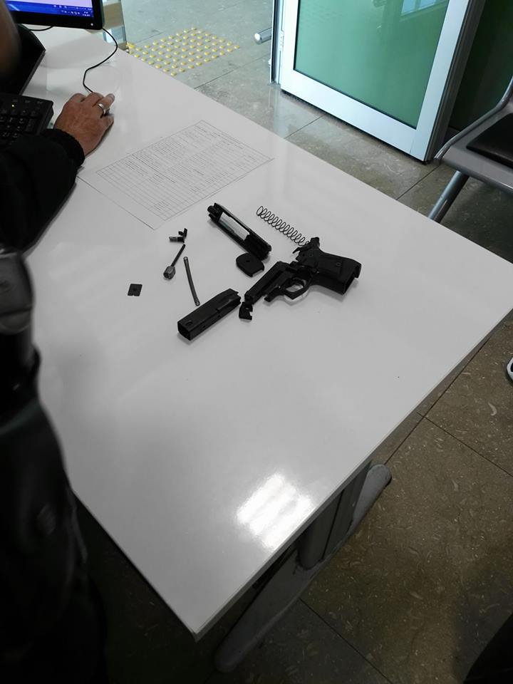 Özel Güvenlik Görevlisi Dikkati Sayesinde Gizlenmiş Tabancayı Buldu