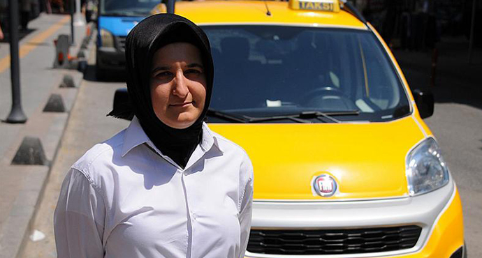 Özel Güvenlik Görevlisi Kadın, Okullar Kapanınca Taksicilik Yapmaya Başladı