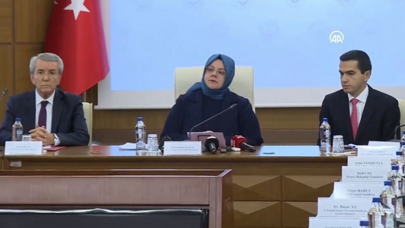 Türk-İş Genel Eğitim Sekreteri, asgari ücret zammını protesto edip basın toplantısından ayrıldı