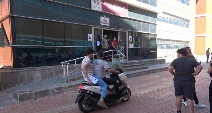 YKS'ye Saniyeler Kala Yetişti! Özel Güvenlik Görevlisi Motosikletle Yetiştirdi