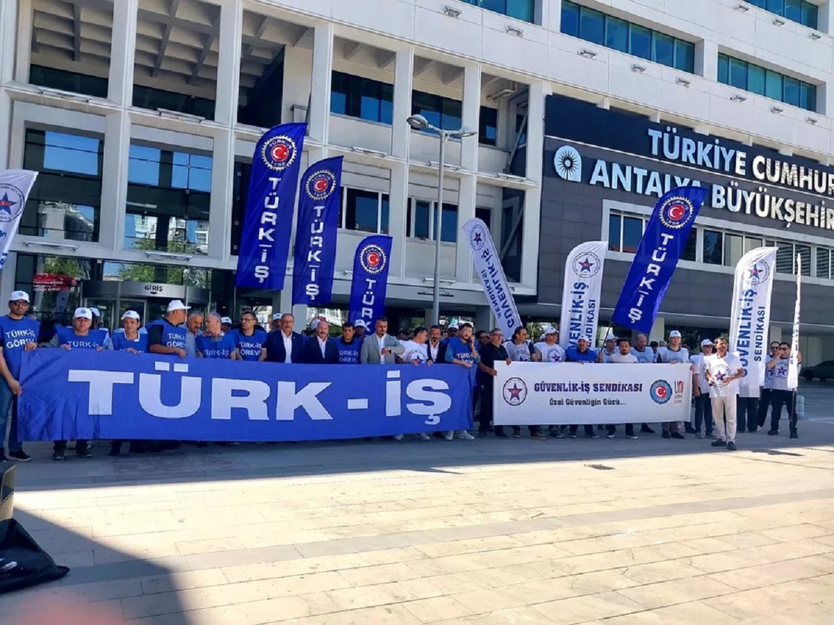 Güvenlik-İş’ten Antalya Büyükşehir Belediyesi Önünde Açıklama: “Sendikal Tercihe Saygı Gösterin”