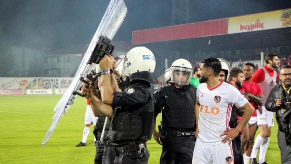 Maç sonrası olaylar çıktı, iki güvenlik görevlisi yaralandı