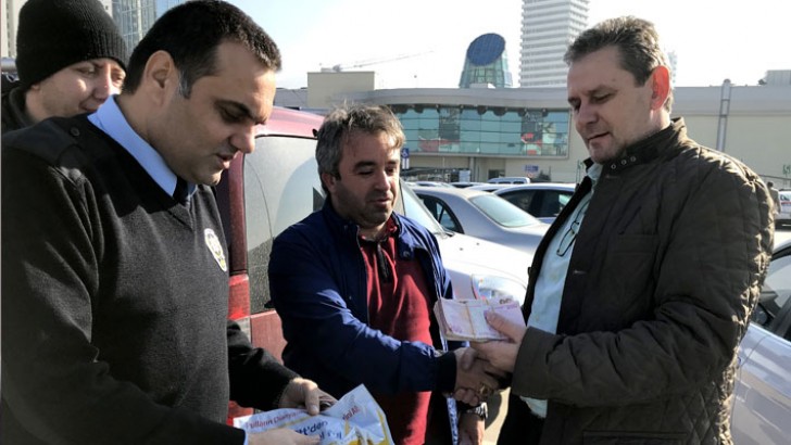 Para Dolu Poşet Bulan Güvenlik Görevlisinden Örnek Davranış